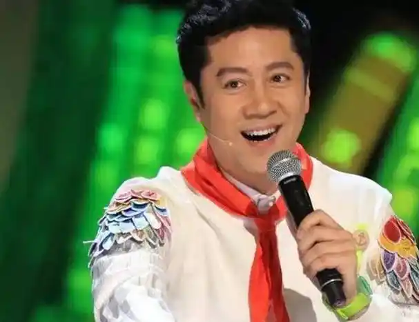 其实早年间的蔡国庆也是娱乐圈的一名小鲜肉,年轻的时候长得非常好看