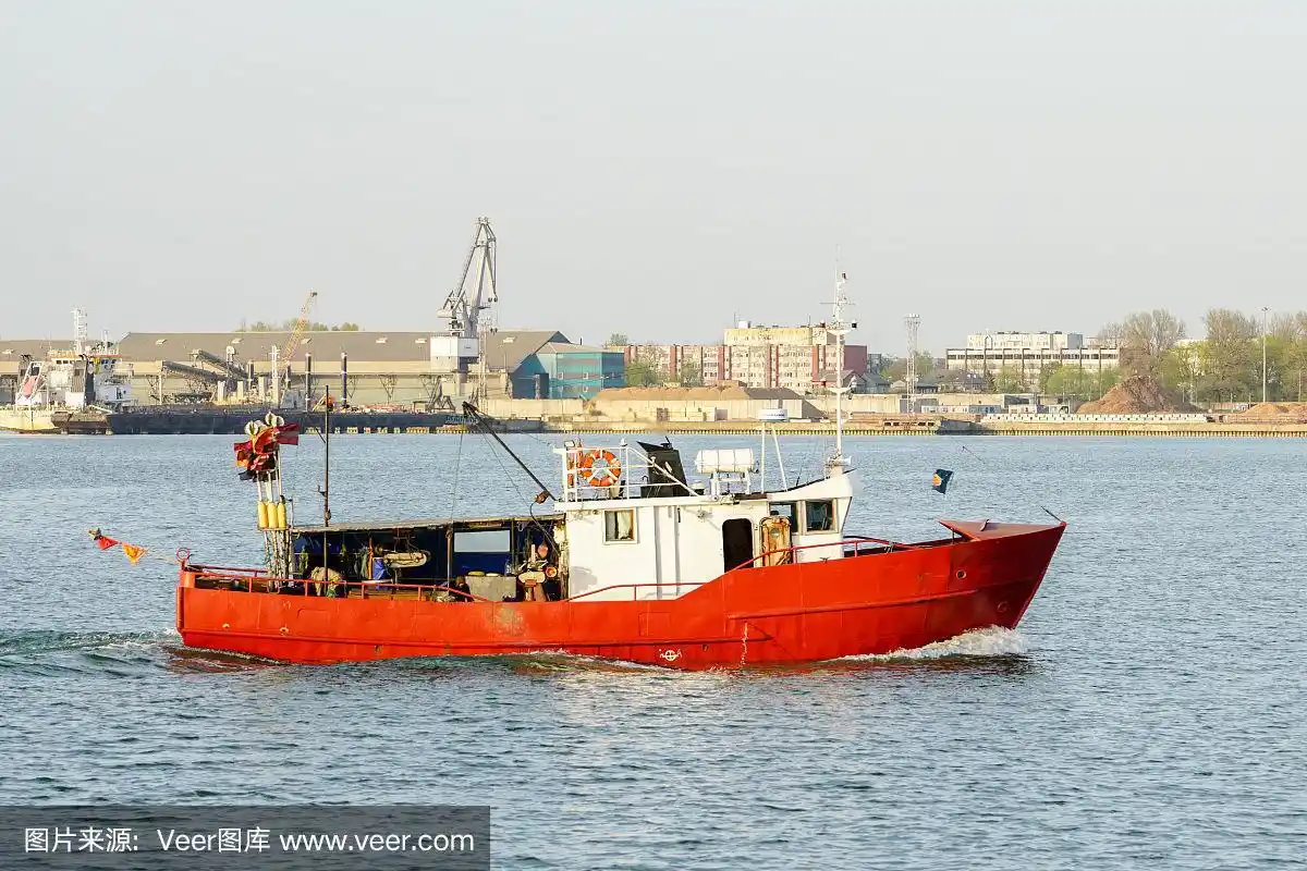 一艘小型拖网渔船返回港口