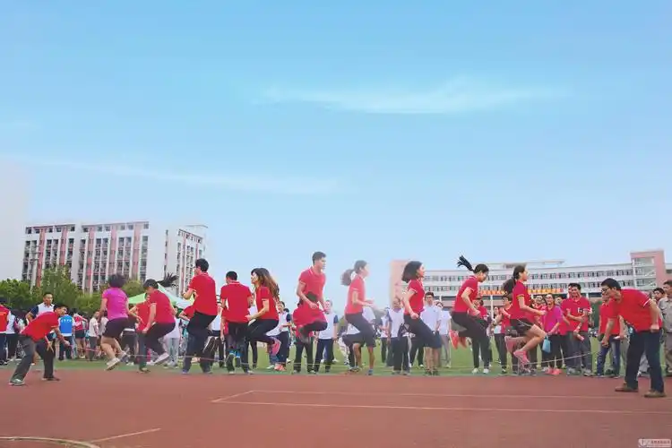 教职工集体跳大绳