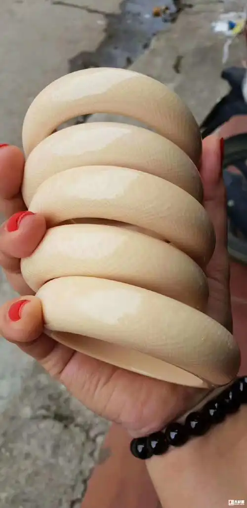 精品象牙手镯
