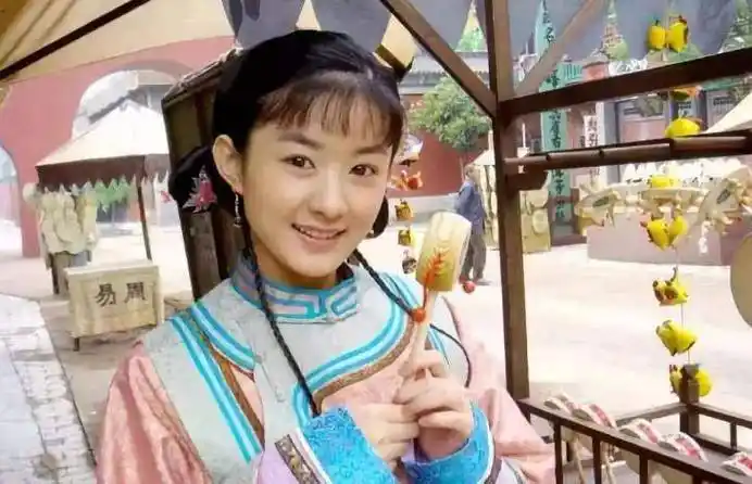 赵丽颖引起了金牌编剧于正的注意,但当时她还是华谊旗下的艺人,于正