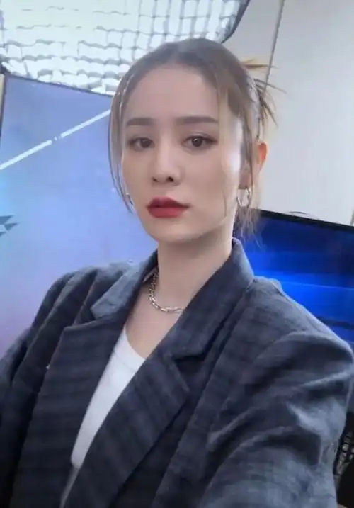 林峯老婆张馨月穿衣搭配品味一言难尽,遭网民狠批兼与吴千语比较|林峰