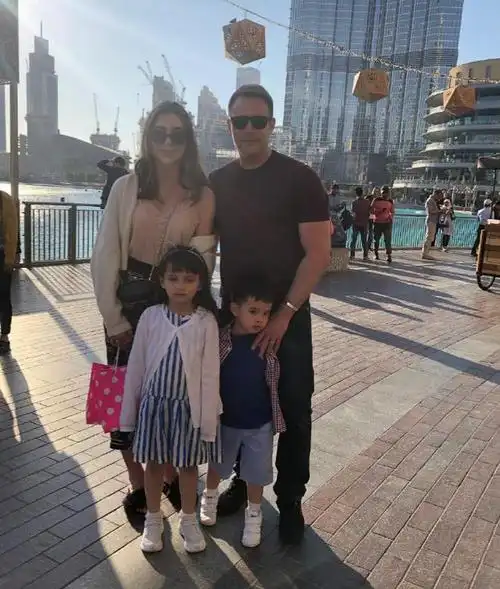 马雅舒老公晒全家福照表示我们很幸福女儿颜值超高