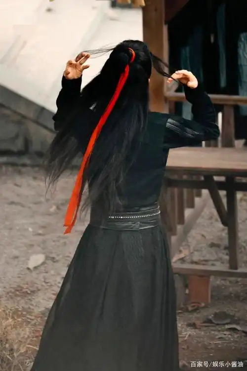 来个羡羡调皮的小背影,天哪,这小蛮腰,难怪上热搜!