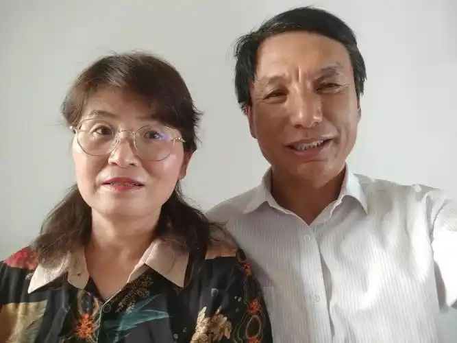 魏玉梅,金川区双湾中学丈夫:郭成武,金川区双湾镇中心小学妻子:陈瑞婷