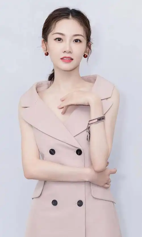 苗苗的写真美照,气质优雅,青春芳华!_高清图集_新浪网