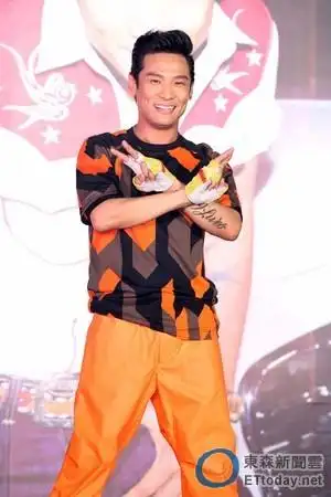 杜德伟51岁肌肉hold得住 隔13年再开唱:还是要脱掉