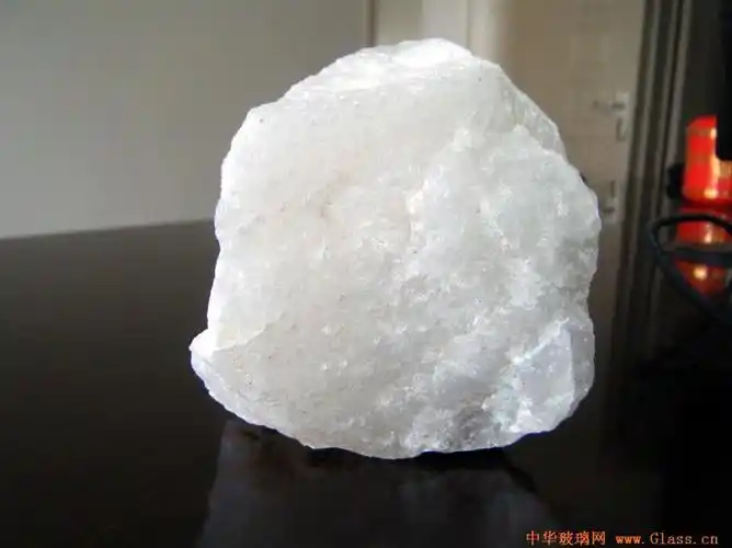 白色半透明脉石英