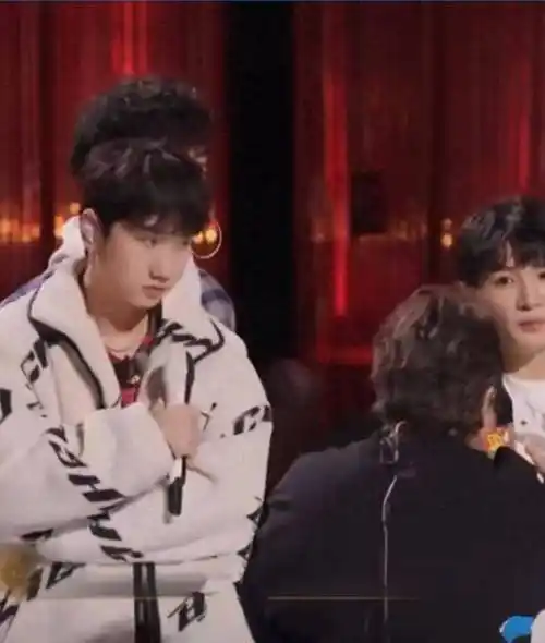 周深被韩红批评公众舆论热议双方反应