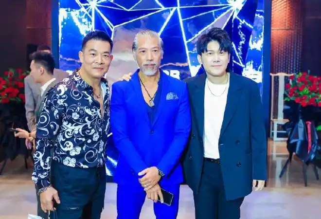 张耀扬被偶遇在某私人宴会演出头发花白认不出观众寥寥无几