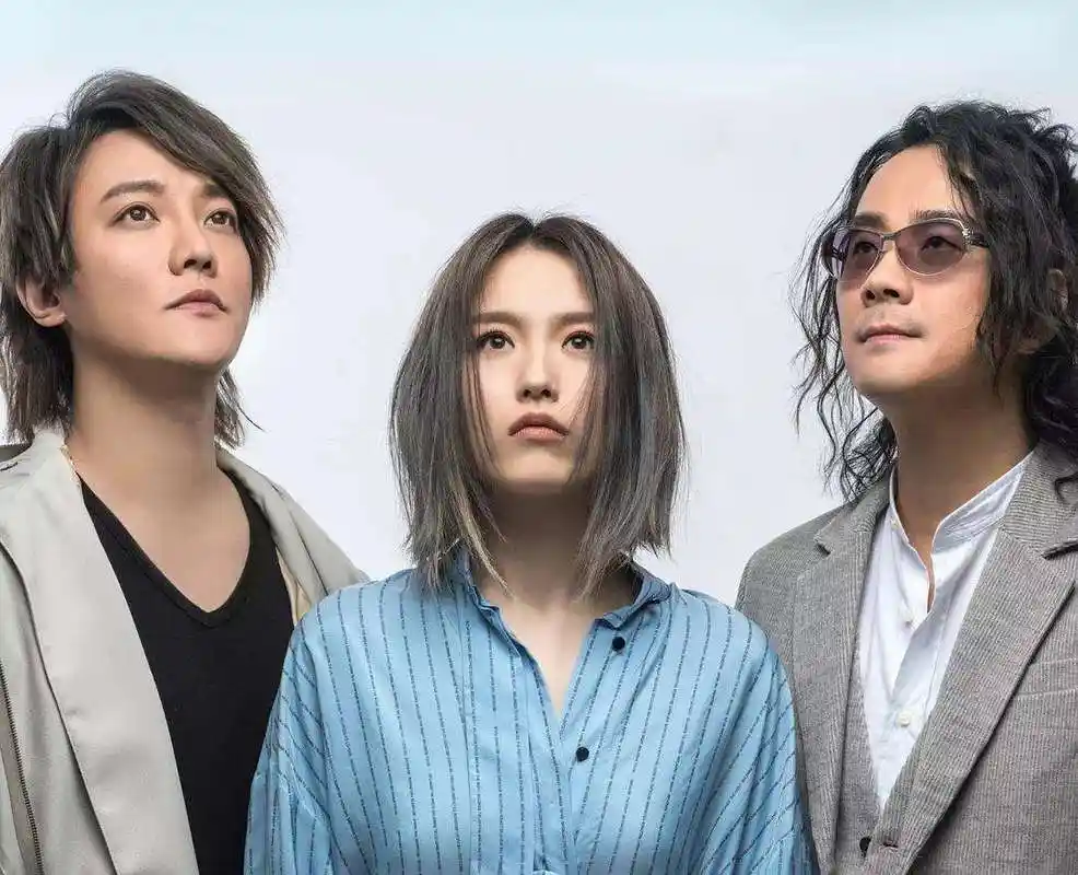 叹艺人辛苦后,飞儿乐队阿沁"服软",自曝是爱讲实话的普通人