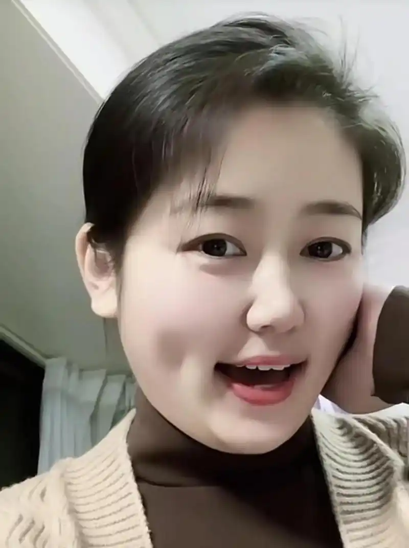 这个美女脸上的小酒窝,真美!