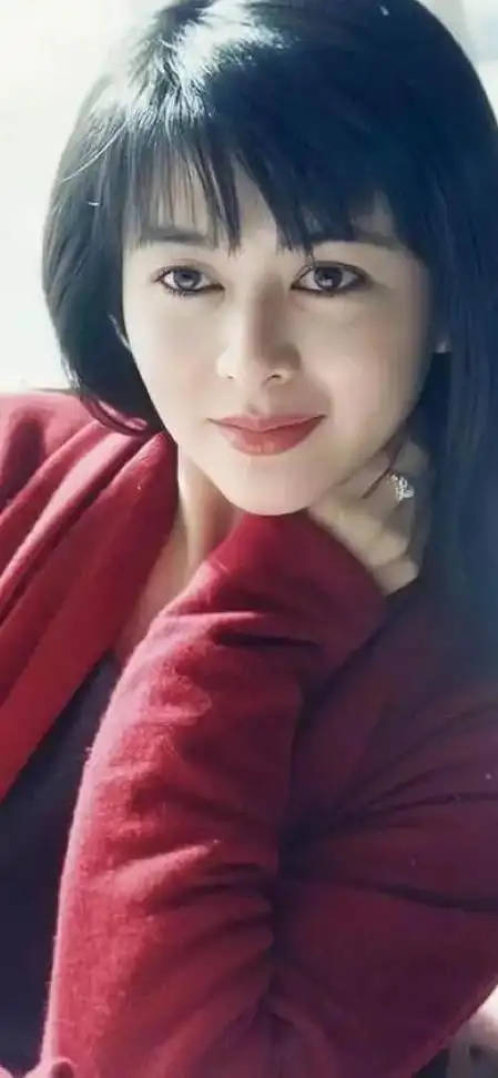 关之琳是香港娱乐圈的一位著名女演员,她曾经在80年代和90年代的电影