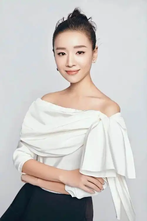 董洁显嫩!这件不起眼的黄毛衣都能穿出少女感,网友:换件裤子吧