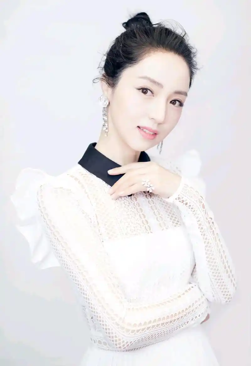 气质女神董璇风姿绰约,韵味十足