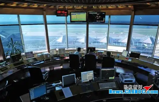 图2:11月21日,民航海南空管分局塔台管制员正在海口美兰机场指挥飞机