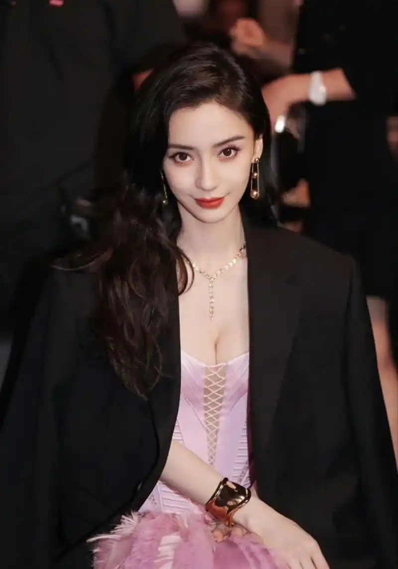 杨颖个性礼服裙时尚写真[二哈][三哈][得意]