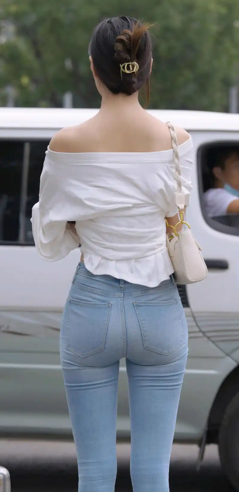 街拍大长腿牛仔裤美女图片