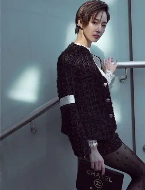 张钧甯挑战短发造型黑色斑点丝袜搭配毛绒夹克帅气十足