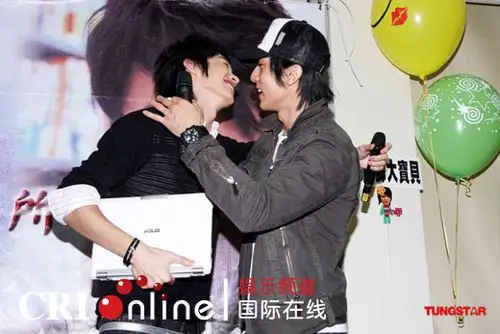 飞轮海辰亦儒开心庆生 吴尊主动"献吻"引尖叫