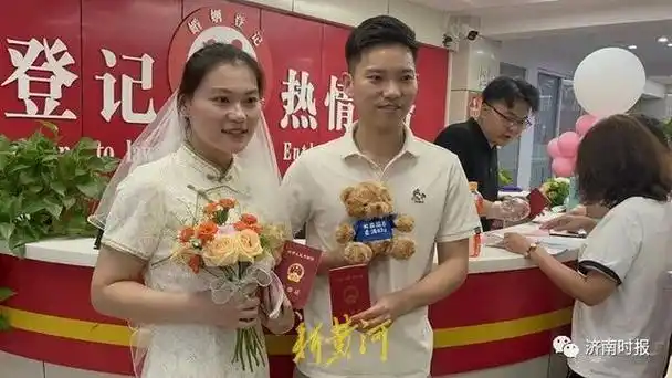 "赵龙月领到结婚证后,第一时间将照片发在朋友圈里.