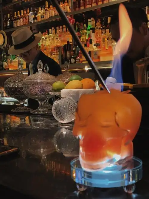 她走到吧台先点了一杯威士忌酸