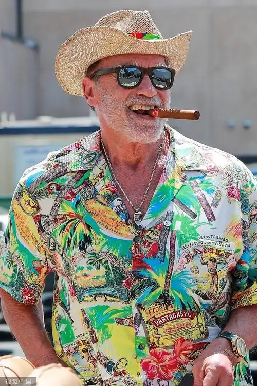 组图施瓦辛格叼雪茄大佬范十足穿花衬衫配牛仔帽酷劲十足