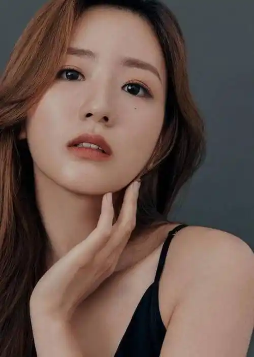 搜狐韩娱讯 apink尹普美今天在sns发布一组近照,吸引