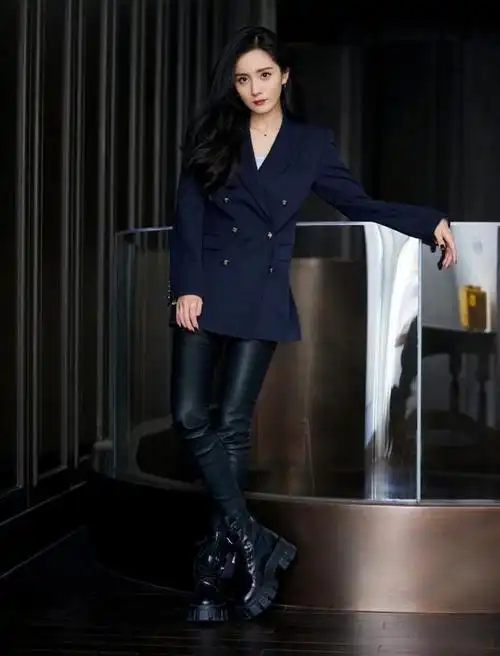 杨幂,娱乐圈中有名的"穿搭女神",近日在一次活动中以一身黑色皮裤搭配