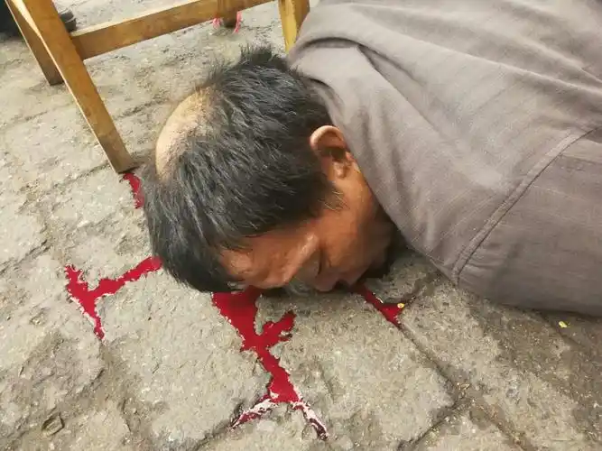 突发:杭州修自行车大伯突然倒地不起 满地是血
