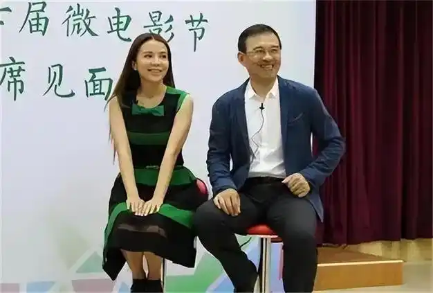 朱迅晒全家福57岁老公身材发福显老态15岁儿子王法长相帅气