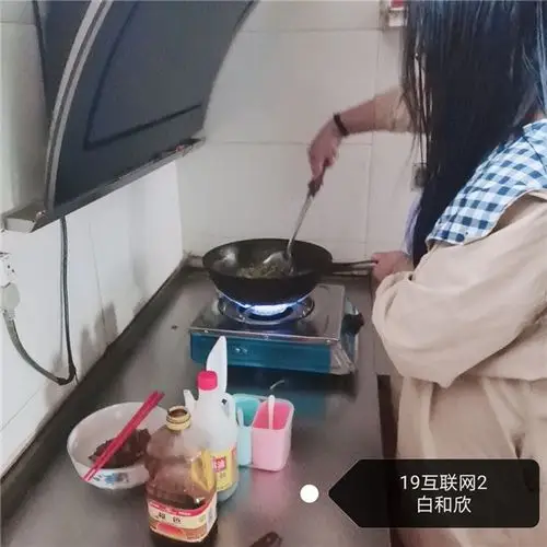 疫情居家帮父母做家务养成勤俭好学的好习惯