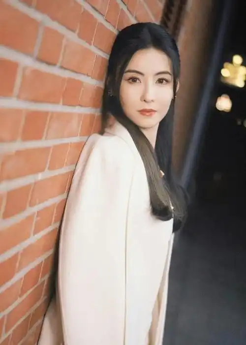 张柏芝:工作忙碌不堪,谣言传播应停止近日,关于张柏芝患癌的谣言在某