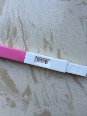 一般怀孕多久?验孕棒两条颜色会一样深啊!这是我今天测的!一深一浅!