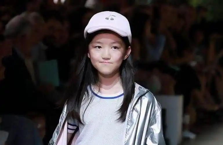 回顾李亚鹏女儿李嫣在父母离异阴影下长大现父亲再婚我心疼母亲