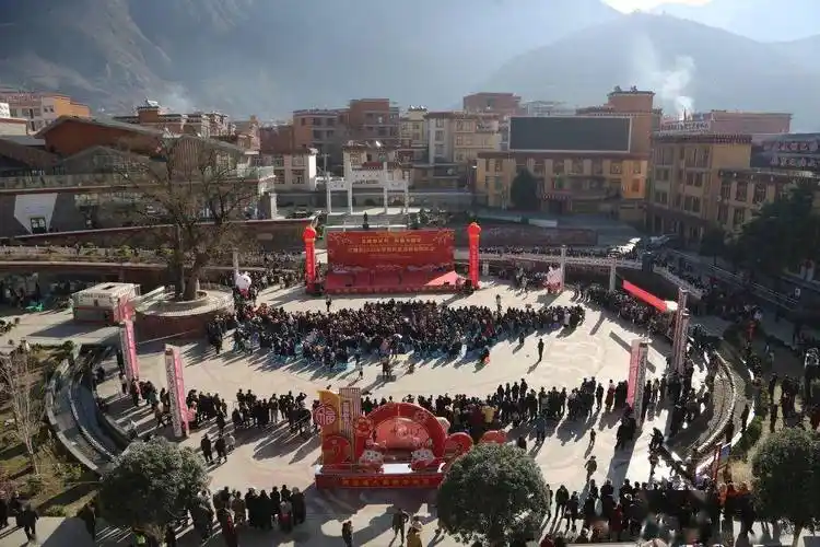 军民联欢共叙鱼水情|巴塘县举办"礼赞新时代 幸福中国