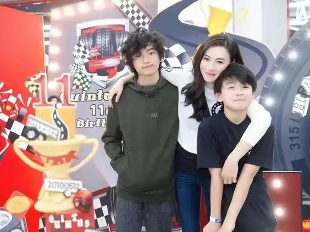 张柏芝晒两儿子合照,15岁谢振轩烫发太抢镜,12岁谢振南奶萌帅气