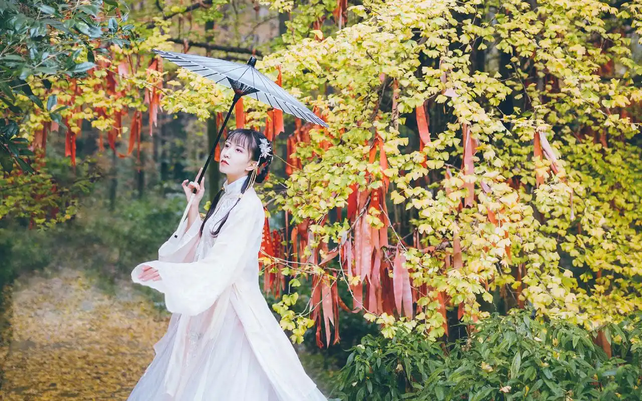 古装持伞少女唯美高清桌面壁纸