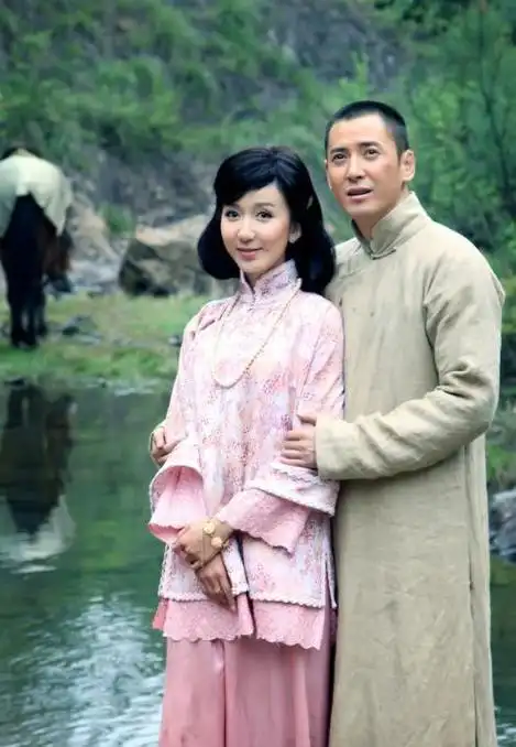 娄艺潇新片尺度大惹争议:胡一菲滤镜不保,35岁脸肿,剧扑太尴尬