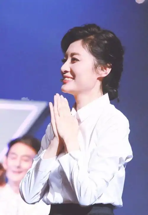 著名主持人周涛气质太高级!白衬衫搭配半身裙简约利落,气质惊艳