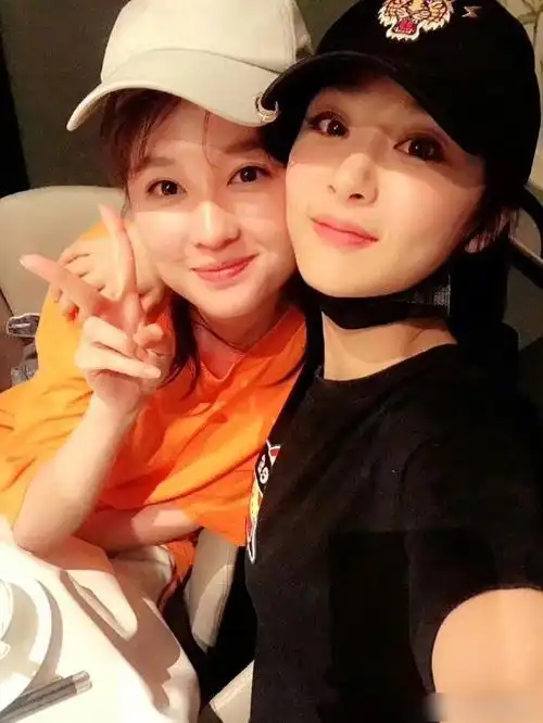 杨紫和乔欣有自己的小暗号(拉手手～会第一时间发现你瘦了(紫妹肠胃炎