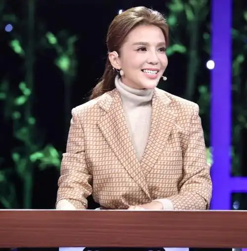 朱迅断崖式衰老穿棕大衣皱纹明显肤色蜡黄大浓妆也盖不住老态