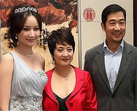 邓婕近照曝光!状态佳,她与丈夫在晚年补办婚礼,爱情依旧如初