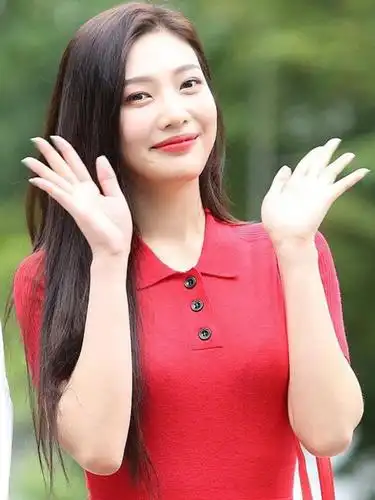 韩国女团上班,示范牛仔裤搭配,朴秀荣一袭红裙美到发光!