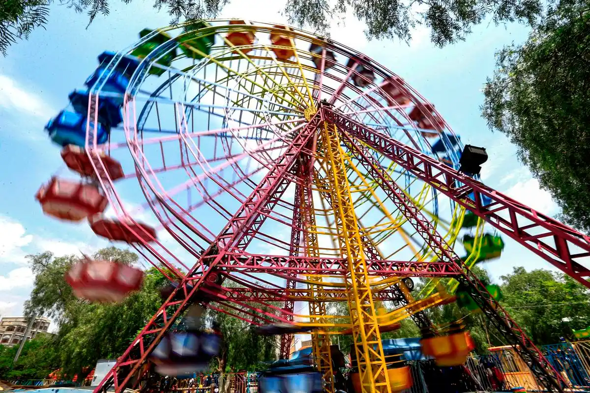 8月13日,在也门萨那,人们在游乐园里游玩,享受宰牲节假期.