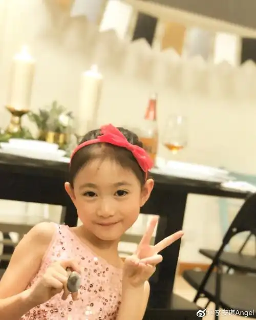 李安琪与一双儿女玩耍互动搞怪做鬼脸2