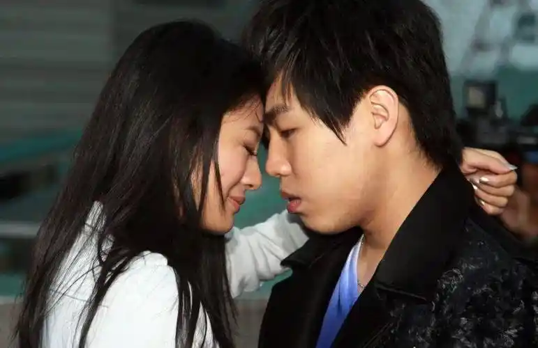 38岁胡彦斌新恋情疑似曝光,深夜和美女回酒店,互动超甜_郑爽_婚姻