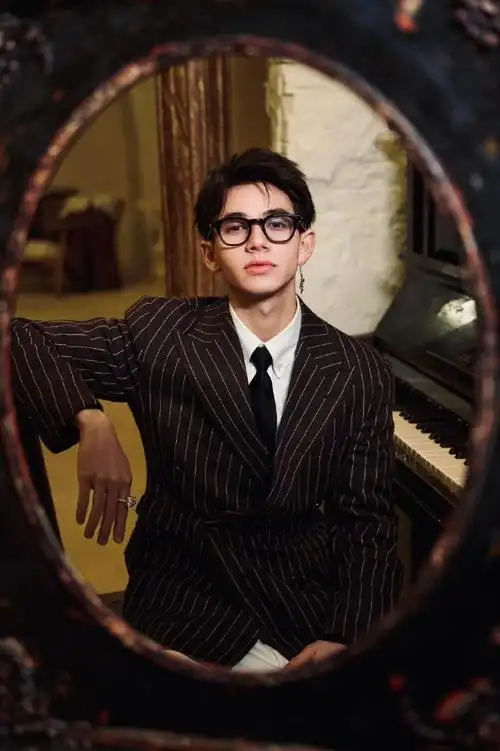 庆怜长得对我眼睛真好啊啊庆怜 拉夫劳伦=完美复古