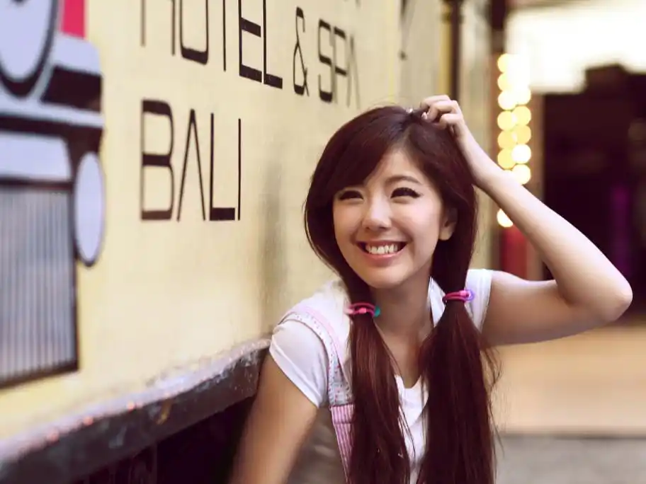 十年前,赵奕欢是一代"宅男女神",演过的《青春期》《女人公敌》《后备