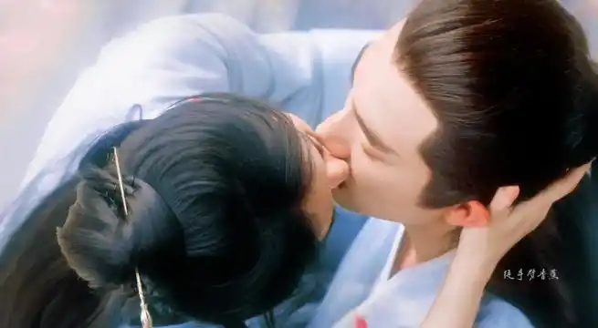 赵丽颖三平台破万演员##与凤行一家三口##赵丽颖素衣撑伞